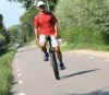 Ruud op zijn eenwieler.JPG (84860 bytes)